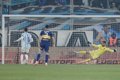 Marcos Rojo convierte de penal el 1-0 para Racing