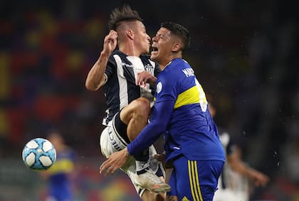 Marcos Rojo, durante la final ante Talleres por la Copa Argentina; el central fue importante cuando tuvo continuidad y ejecutante certero en las definiciones por penales