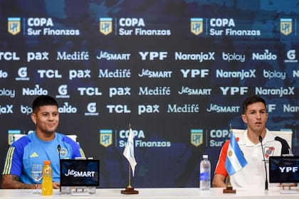 Marcos Rojo e Ignacio Fernández en la conferencia de prensa previa al Superclásico, realizada este mediodía en Ezeiza