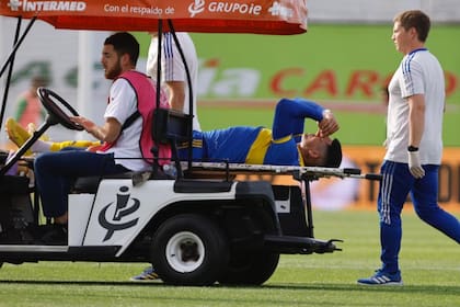 Marcos Rojo es retirado con una lesión que se presume grave, después de que desperdiciara un penal en Sarmiento vs. Boca, por la Liga Profesional de Fútbol.