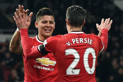 Marcos Rojo festeja su gol con van Persie