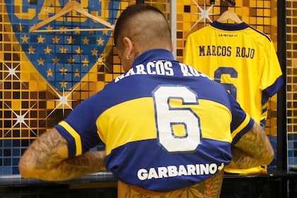 Marcos Rojo se pone la camiseta de Boca para su presentación oficial