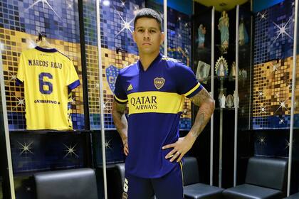 La estampa de Rojo con la camiseta de Boca, en el vestuario de la Bombonera.