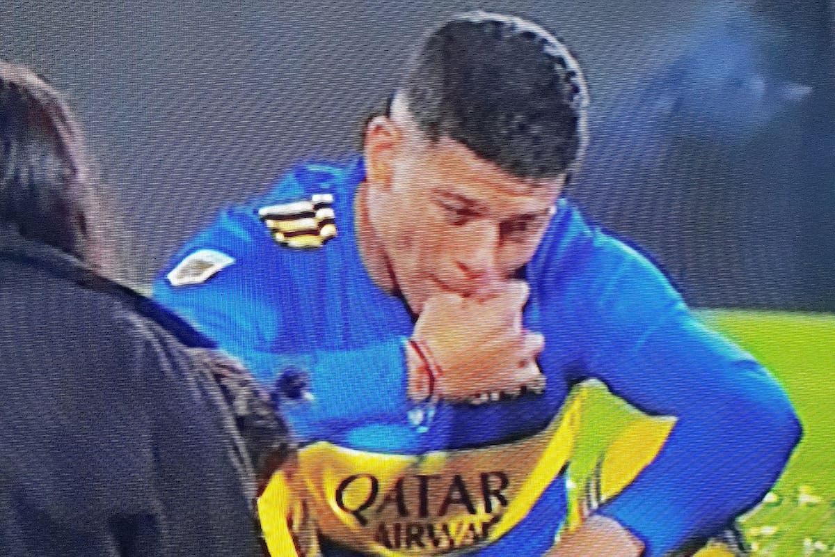 Marcos Rojo, fumando un cigarrillo, durante los festejos