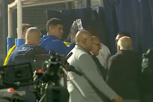 Marcos Rojo, habitual capitán de Boca pero identificado con Estudiantes por su pasado, ofrece una botella de agua a hinchas de Gimnasia agobiados por gases lacrimógenos en el Bosque de La Plata.