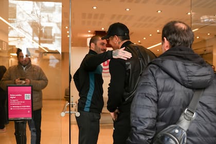 Marcos Rojo llega a la revisión médica para incorporarse a Racing, recibido por Franco Zuculini
