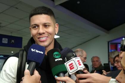 Marcos Rojo llegó a la Argentina esta mañana y atendió a los medios en Ezeiza.