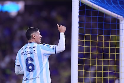 Marcos Rojo saluda al público; el ex defensor de Boca recibió aprobación y rechazos en la Bombonera.