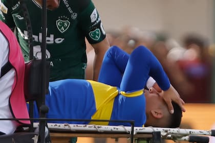 Marcos Rojo se retira lesionado durante el partido ante Sarmiento