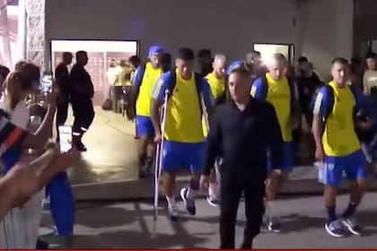 Marcos Rojo se retiró del estadio en muletas y sin pisar con su pierna izquierda