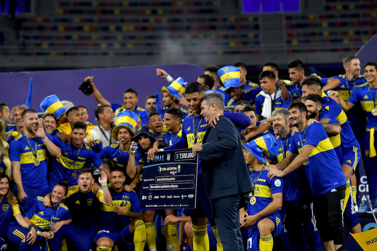 Marcos Rojo, subcapitán de Boca, recibe el cheque por haber ganado la Copa Argentina