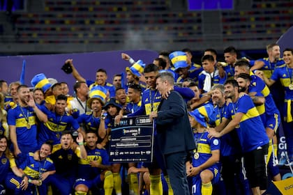Marcos Rojo, subcapitán de Boca, recibe el cheque por haber ganado la Copa Argentina