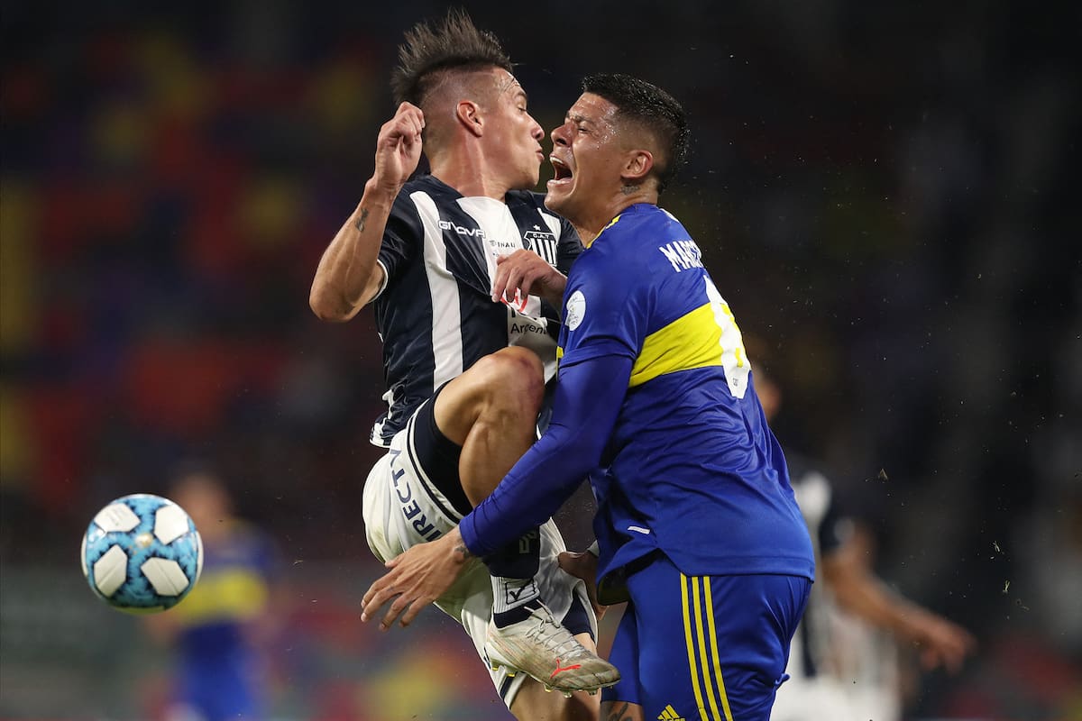 Marcos Rojo tuvo un cruce ríspido con Carlos Auzqui en la cancha de Santiago del Estero e hizo un tiro por elevación a River, tras ganar la Copa Argentina.