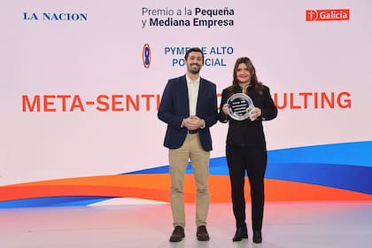 Marcos Sackmann Sala, líder de estrategia de Galicia le entregó el reconocimiento a Jessica Soledad Cáceres, CEO y fundadora de Meta-Sentinel Consulting