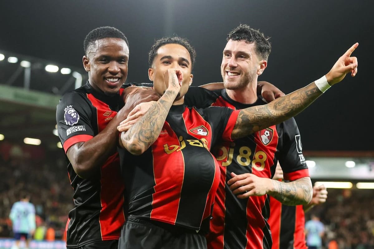 Marcos Senesi (derecha) celebra con sus compañeros un gol convertido por Justin Kluivert (centro); el argentino se perdió los últimos partidos por lesión, pero es una pieza vital en Bournemouth
