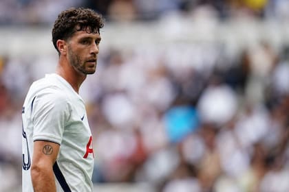 Marcos Senesi en su debut con Tottenham