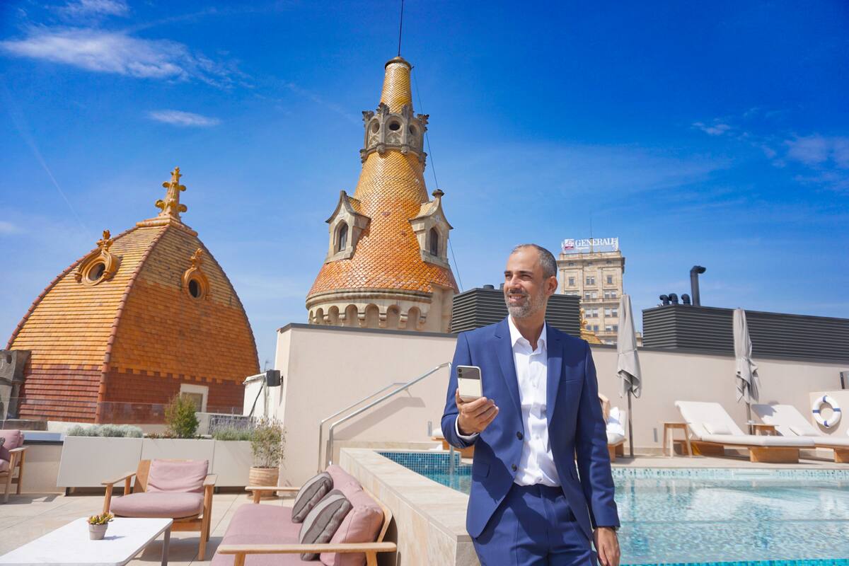 Marcos Toscani, el rosarino que vive en hoteles de lujo
