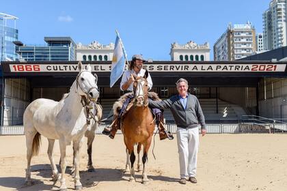 Marcos Villamil hoy en el predio de la Sociedad Rural Argentina (SRA) con el presidente de la entidad, Nicolás Pino