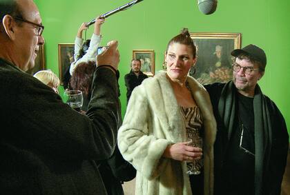 Marcos y Dalila son fotografiados por Facundo de Zuviría en la muestra de pinturas de Ayala en el Museo Quinquela Martín