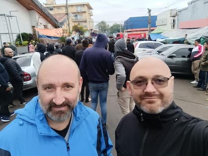 Marcos y su hermano Fabián, ambos capellanes de la policía, en mayo del 2024 asistiendo a los cientos de policías retirados y en actividad que acamparon 10 días en reclamo de mejoras salariales.