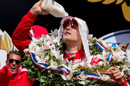 Marcus Ericsson y el tradicional festejo con la botella de leche, tras ganar las 500 Millas de Indianápolis de 2022; el sueco fue piloto de Caterham, Sauber y Alfa Romeo, entre 2014 y 2018
