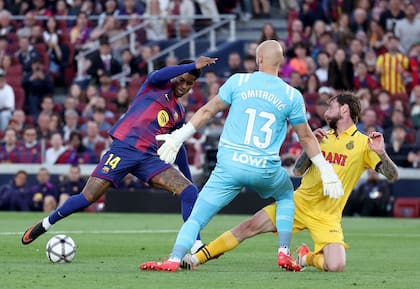 Marcus Rashford, autor de un gol, intenta definir entre el arquero Marko Dmitrovic y Fernando Calero; Barça enfila hacia otra corona.