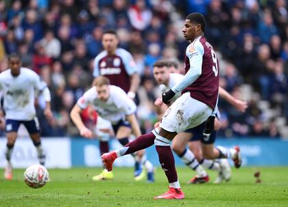 Marcus Rashford, de Aston Villa, anotando con sabiduría el segundo tanto ante Preston, por la FA Cup