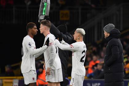 Marcus Rashford (izquierda) del Manchester United es reemplazado por Antony durante el partido contra Wolverhampton en la Liga Premier, el jueves 1 de febrero de 2024. (AP Foto/Rui Vieira)