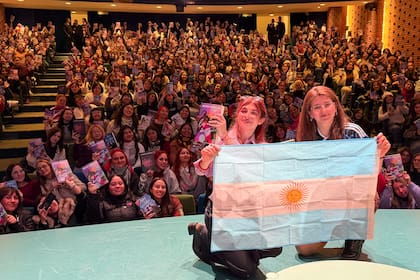 Marcus se reencontró con sus fieles lectoras en la sala Pablo Neruda del complejo La Plaza