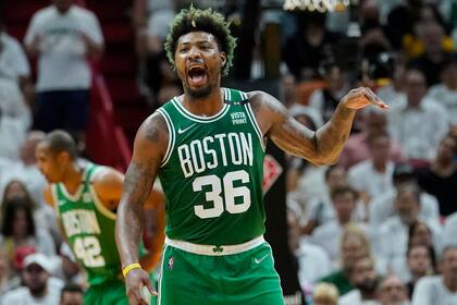 Marcus Smart, base de los Celtics de Boston, festeja en el segundo partido de la final de la Conferencia Este de la NBA, ante el Heat de Miami, el jueves 19 de mayo de 2022 (AP Foto/Lynne Sladky)