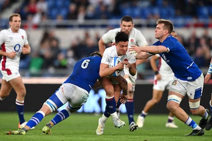 Marcus Smith de Inglaterra es abordado por Abraham Steyn y Federico Ruzza de Italia.