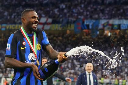 Marcus Thuram del Inter de Milán celebra la conquista del scudetto de la Serie A de Italia, el domingo 19 de mayo de 2024, en el estadio San Siro. (Spada/LaPresse vía AP)