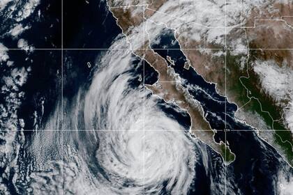 Marejadas elevan riesgo de inundación en Carolinas y en Atlántico y Pacífico surgen nuevas tormentas