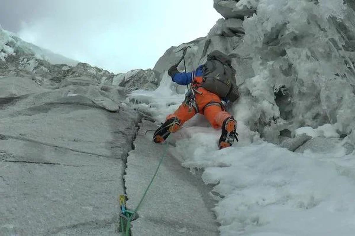Marek Holecek en el Huandoy norte, escalando en 2019