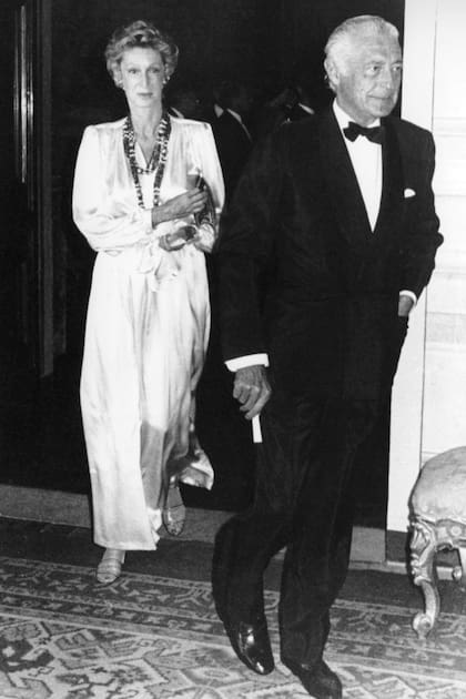 Marella Agnelli junto a su marido, el presidente de Fiat Gianni Agnelli, en una comida en honor de Isabel II celebrada en el palacio del Quirinal, Roma, en 1980. Para el autor de "A sangre fría", Marella era el “el cisne europeo número 1”. Fue la única que le aconsejó no revelar las intimidades de sus amigas.