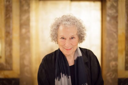 En el texto que la canadiense Margaret Atwood escribió para el libro de Correa, compara a la Argentina con la república de Gilead, donde transcurre su famosa distopía "El cuento de la criada"
