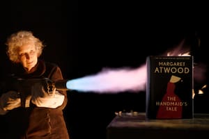 Margaret Atwood apunta con un lanzallamanas a la edición única antifuego de "El cuento de la criada", que va a rematar Sotheby's