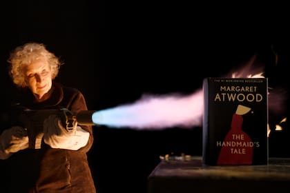 Margaret Atwood apunta con un lanzallamanas a la  edición única antifuego de "El cuento de la criada", que va a rematar Sotheby's