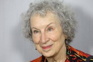 Margaret Atwood publicó la novela que inspiró la serie en 1985.