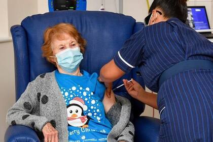 Margaret Keenan, la primera en recibir la vacuna, se mantuvo aislada desde el inicio de la pandemia en marzo y recibirá una segunda dosis en 21 días