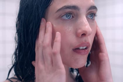 Margaret Qualley reveló que las prótesis que usó en La sustancia le dejaron secuelas en la piel: “Estuve un año sin poder recuperarme”
