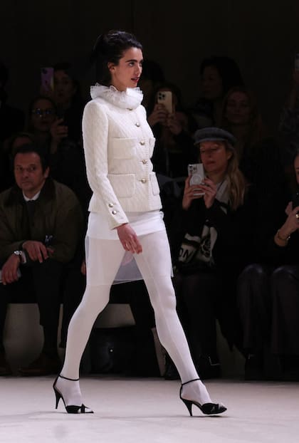 Margaret Qualley tuvo el honor de ser la encargada de abrir el desfile de Chanel. La actriz, hija de Andie McDowell, pasó con éxito el desafío