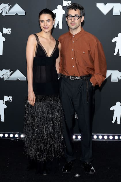 Margaret Qualley y Jack Antonoff en los MTV Video Music Awards de 2024