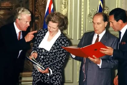 Margaret Tatcher, primera ministra de Inglaterra y su par francés, Francois Mitterrand, firmaron un acuerdo para la construcción del Eurotúnel en 1986