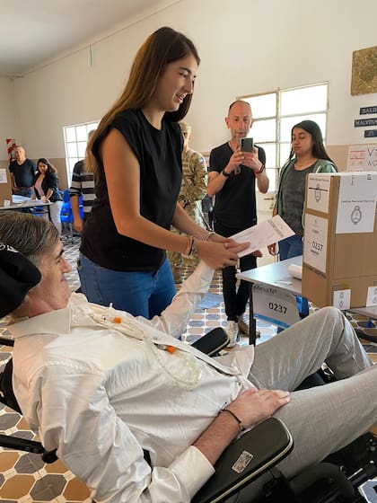 Margarita ayudó a su padre a emitir su voto