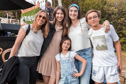 Margarita con su madre, María Eugenia Siqueiros, y sus hermanos Luz, Agustín y Paz.