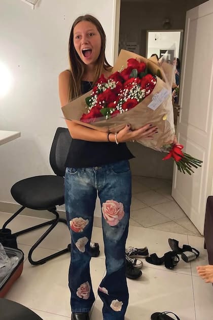 Margarita, en su camarín, con el ramo de rosas que le mandó su padre. No fue el único que la sorprendió con flores: su novio, Balthazar Murillo, que también es actor, le llevó un ramo de flores blancas.