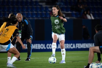 Margarita Giménez, con la pelota controlada; supervisa Conte
