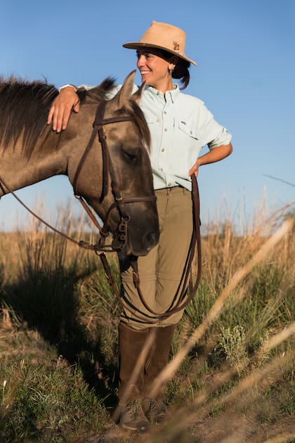 Margarita González Balcarce guía las cabalgatas en la estancia.