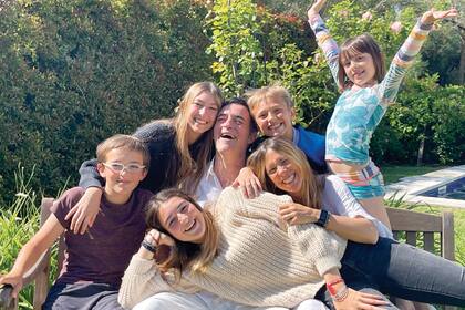Margarita nos comparte esta postal familiar que su mamá eligió especialmente para la nota con ¡HOLA! Recostada en el piso, Marga (como le dicen sus seres queridos) junto a sus padres y hermanos. De izquierda a derecha: Agustín, Luz, Esteban, Lucas, María Eugenia y Paz.